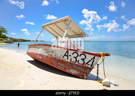 Naufraghi barca da pesca spiaggiata su una spiaggia di Aruba, dei Caraibi Foto Stock