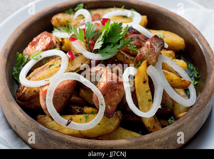 La carne fritta con patate, piatto georgiano odjaxuri Foto Stock