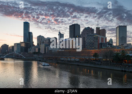 Il Distretto Centrale degli Affari CBD e il fiume Yarra da Princes Bridge al tramonto, Melbourne Victoria Australia Foto Stock