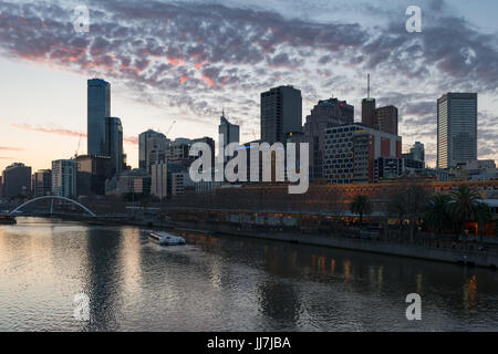 Il Distretto Centrale degli Affari CBD e il fiume Yarra da Princes Bridge al tramonto, Melbourne Victoria Australia Foto Stock