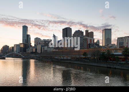 Il Distretto Centrale degli Affari CBD e il fiume Yarra da Princes Bridge al tramonto, Melbourne Victoria Australia Foto Stock