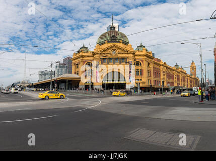Melbourne Flinders Street Stazione ferroviaria con il taxi, Victoria Australia Foto Stock