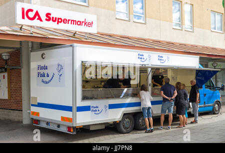 Diverse persone che acquistano il pesce fresco e i frutti di mare da pesci carrello parcheggiato al di fuori del locale supermercato ICA in Floda, Svezia modello di rilascio: No. Proprietà di rilascio: No. Foto Stock