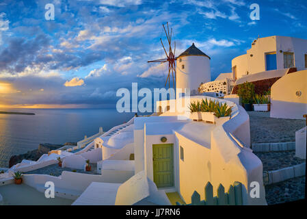 Mulino a vento nel villaggio di Oia al tramonto, Santorini, Grecia Foto Stock