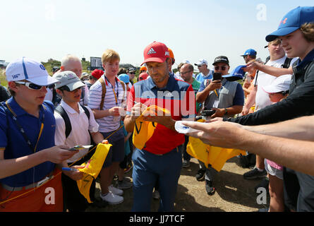 Spagna Sergio Garcia firma autografi per i fan durante la pratica giorno tre del Campionato Open 2017 al Royal Birkdale Golf Club, Southport. Foto Stock