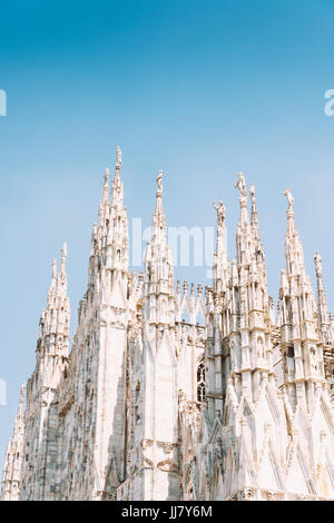 Statue in marmo di Santi sulle guglie del Duomo di Milano a Milano, Lombardia, Italia Foto Stock