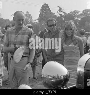 Peter Sellers con Britt Ekland e signore Montagu a Beaulieu 1966 Foto Stock