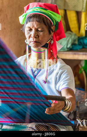 Una donna dalla tribù padaung (il gruppo in cui le donne indossano il collo in ottone bobine), Lago Inle, stato shan, myanmar