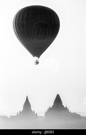 In mongolfiera volare sopra pagode di Bagan, myanmar Foto Stock