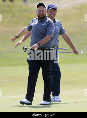 Repubblica di Irlanda's Padraig Harrington e Repubblica di Irlanda Shane Lowry durante il giorno di pratica tre del Campionato Open 2017 al Royal Birkdale Golf Club, Southport. Foto Stock