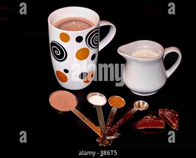 Cioccolata calda e ingredienti Foto Stock