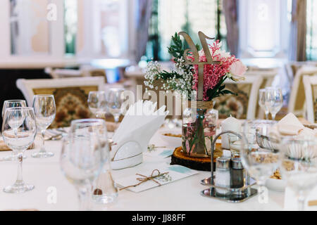 Bella decorato ristorante matrimonio Impostazione tabella Prima della festa Foto Stock