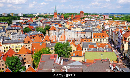 Panoramica della città vecchia di Torun, Polonia nonché al di là con l'architettura unica presentate durante il tempo in estate. Foto Stock