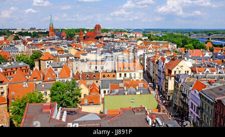 La città vecchia di Torun, la Polonia è giustapposto contro il greenspace nella distanza in un assolato pomeriggio di estate. Foto Stock