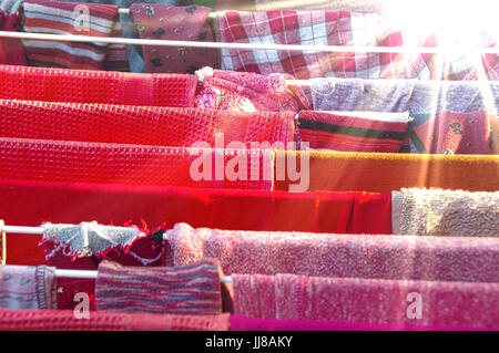 Asciugatura vestiti colorati da sole nel giardino esterno Foto Stock