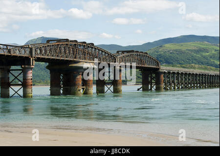 Il famoso ponte della ferrovia che attraversa la foce del Afon Mawddach (Fiume) Mawddach a Blaenau Ffestiniog in Galles Foto Stock