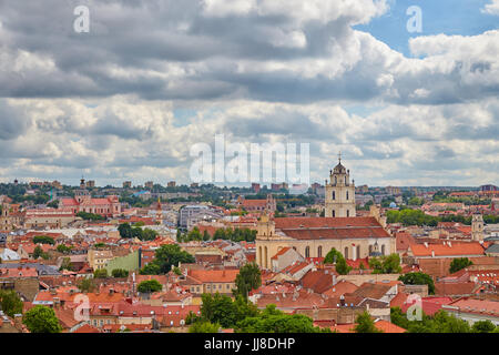 Panorama della parte storica della città di Vilnius. Vista dal castello mountain Foto Stock