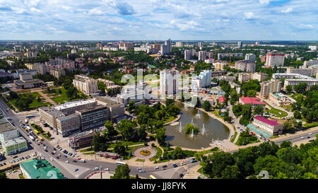 Lipetsk, Russia - 11 luglio. 2017. Vista dalla parte superiore della Piazza della Rivoluzione e Komsomolsky stagno Foto Stock