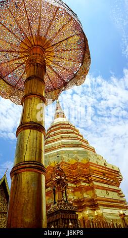 La pagoda dorata al wat phrathat Doi Suthep, bellissimo tempio thailandese in Chiang Mai Thailandia Foto Stock