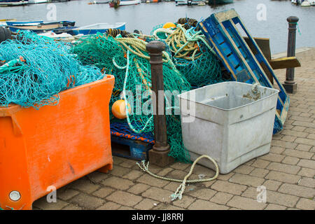 La pesca commerciale di affrontare e di reti impilate sulla banchina del porto a Lymington, Hampshire sulla costa sud dell'Inghilterra Foto Stock