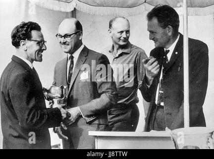 Murray Walker nel 1963, Lord Montagu di Beaulieu in background Foto Stock