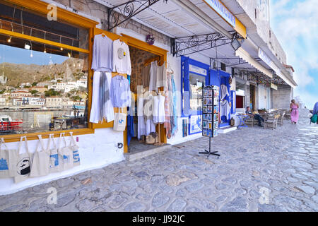 Negozi con vestiti e souvenir a Hydra Island Golfo Saronico Grecia Foto Stock