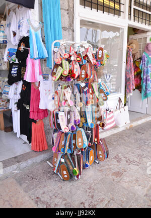 Tradizionali negozi di souvenir a Hydra Island Golfo Saronico Grecia Foto Stock