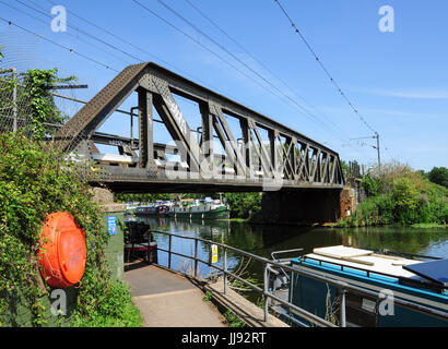 Ferrovia tradizionale traliccio ponte sul grande fiume Ouse a Ely, Cambridgeshire, England, Regno Unito Foto Stock