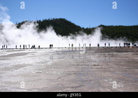 I turisti vista della Yellowstone Grand Prismatic Spring Foto Stock