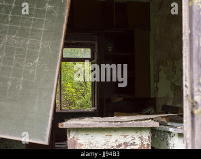 Rovine di scuola abbandonata aula nella città fantasma di Pripjat Chernobyl entro la zona di esclusione Foto Stock