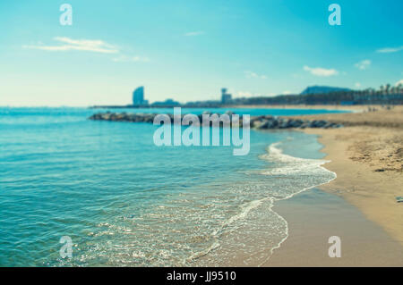 Cross-elaborati immagine di sfondo della spiaggia di Barcellona sulla soleggiata giornata di primavera con profondità di campo ridotta, Spagna Foto Stock