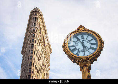 Orologio in oro su tifth Avenue di fronte Flatiron Building, Ney York City, Stati Uniti Foto Stock