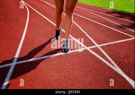 Rosso acceso con pista femminile, close up sulle gambe Foto Stock