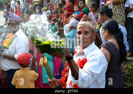 L uomo può contenere foglie di banano con incenso durante il festival indù di Dashain, Nepal. Foto Stock