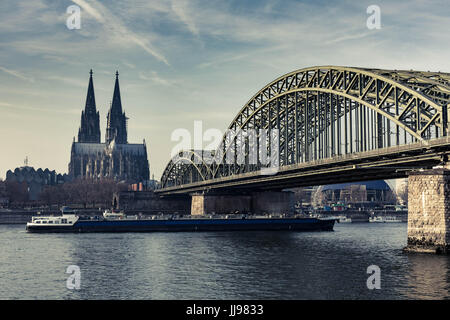 Ponte Hohenzollern sul fiume Reno, Colonia, Renania settentrionale, Westfalia, Germania Foto Stock