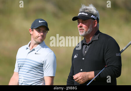 In Irlanda del Nord la Rory McIlroy (sinistra) e in Irlanda del Nord la Darren Clarke durante il giorno di pratica tre del Campionato Open 2017 al Royal Birkdale Golf Club, Southport. Foto Stock