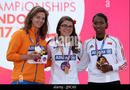 (Sinistra-destra) Netherland's Marlou Van Rhijn, Gran Bretagna Sophie Kamlish e Trinidad e Tobago's Nyoshia Kain dopo le Donne 100m T44 durante il giorno cinque del 2017 World Para di Atletica a Londra Stadium. Foto Stock