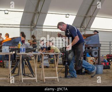 Un concorrente ha 2 ore per creare un set completo di scarpe per un cavallo nel horseshoeing concorrenza a Calgary Stampede. Foto Stock