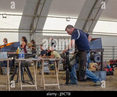 Un concorrente ha 2 ore per creare un set completo di scarpe per un cavallo nel horseshoeing concorrenza a Calgary Stampede. Foto Stock