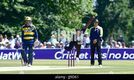 Chris Jordan di Sussex squali v Glamorgan nel NatWest T20 blast corrispondono al Castello di Arundel massa nel West Sussex Regno Unito domenica 9 luglio 2017 Foto Stock