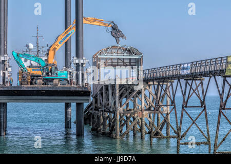 Demolizione delle imbarcazioni di salvataggio iconica dalla stazione di Selsey, Chichester, West Sussex, in Inghilterra Foto Stock