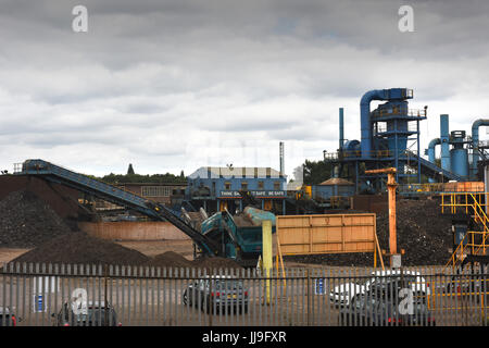 Rottami di metallo di riciclaggio in sito Sims Gestione di metallo in Smethwick, West Midlands. Foto Stock