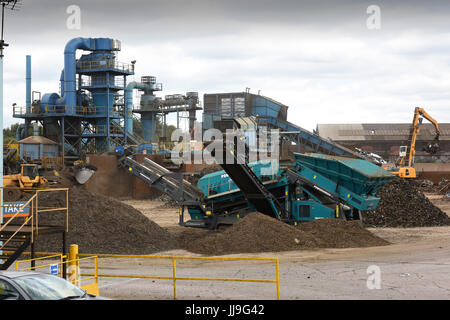 Rottami di metallo di riciclaggio in sito Sims Gestione di metallo in Smethwick, West Midlands. Foto Stock