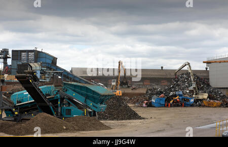 Rottami di metallo di riciclaggio in sito Sims Gestione di metallo in Smethwick, West Midlands. Foto Stock