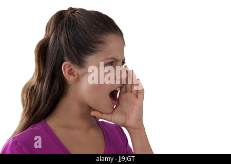 Arrabbiato ragazza urlando contro uno sfondo bianco Foto Stock
