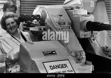 Il Primo Ministro Margaret Thatcher prende la mira con un high-tech cannone navale sistema essendo costruita per la Royal Navy durante una visita ad un privato azienda di difesa a Norwich. *Regno Unito solo Provs Foto Stock