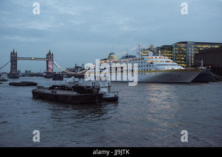 Londra, UK, la MS Amburgo in porto Foto Stock