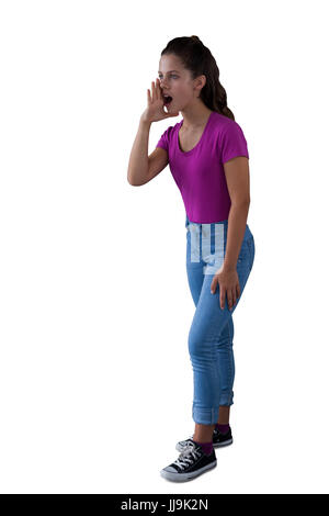 Arrabbiato ragazza urlando contro uno sfondo bianco Foto Stock