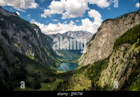 Lago di montagna vicino a Berchtesgaden nelle Alpi tedesche - Vista sul Obersee e Koenigsee Foto Stock