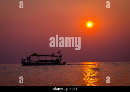 Tramonto sul fiume Rio delle Amazzoni brasile Foto Stock